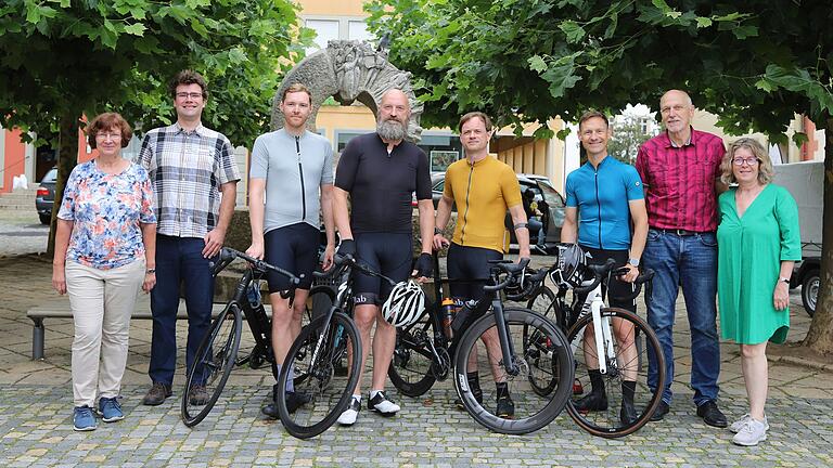 Fünf Radfahrer wagen die 1100 Kilometer-Fahrt in die Partnerstadt Elek. Sie wurden am Freitag auf dem Marktplatz von der Stadt und dem Partnerschaftskomitee verabschiedet: (von links) Gabriele und Bernd Schmitt, Markus Schmidt, Carsten Lesser, Stefan Pfister und Bürgermeister Thorsten Wozniak, sowie Zweiter Bürgermeister Erich Servatius und Beate Glotzmann (Tourist-Information). Markus Weikert stößt in Fürth zur Gruppe hinzu.