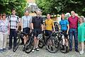 Fünf Radfahrer wagen die 1100 Kilometer-Fahrt in die Partnerstadt Elek. Sie wurden am Freitag auf dem Marktplatz von der Stadt und dem Partnerschaftskomitee verabschiedet: (von links) Gabriele und Bernd Schmitt, Markus Schmidt, Carsten Lesser, Stefan Pfister und Bürgermeister Thorsten Wozniak, sowie Zweiter Bürgermeister Erich Servatius und Beate Glotzmann (Tourist-Information). Markus Weikert stößt in Fürth zur Gruppe hinzu.