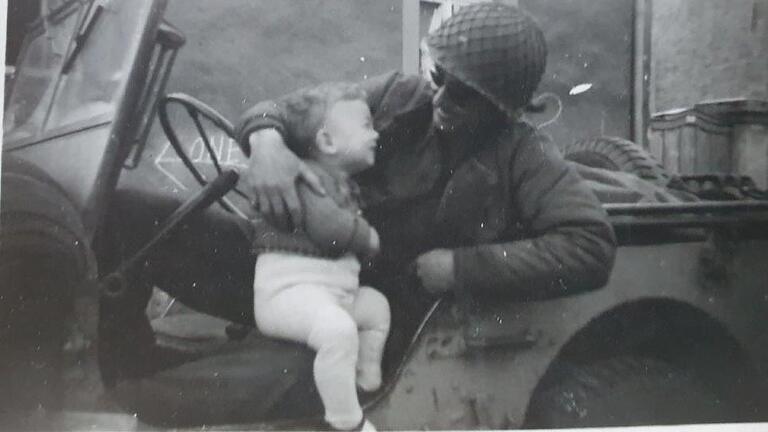 Wie Vater und Sohn: Ein US-Soldat hält auf seinem Jeep einen kleinen Jungen im Arm. Das Foto ist in Estenfeld entstanden, vermutlich im April 1945. Seine zeit- und heimatgeschichtliche Bedeutung zeigt sich auch dadurch, dass es inzwischen im Museum der Bayerischen Geschichte in Regensburg zu sehen ist.