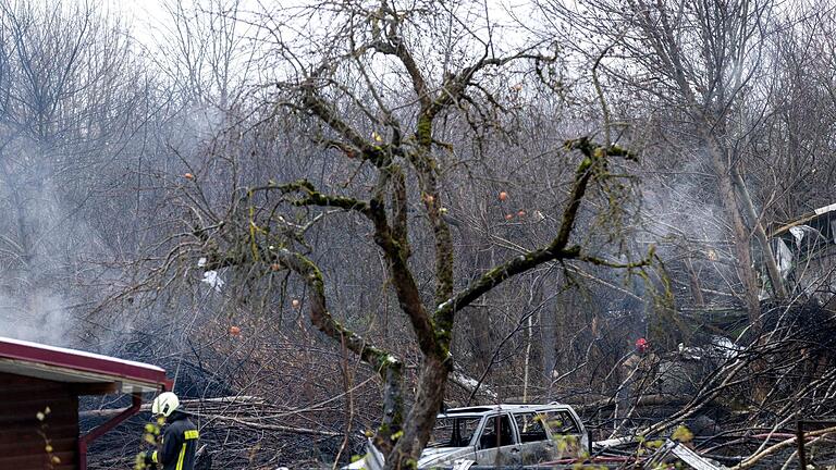 Frachtflugzeug aus Leipzig stürzt auf Wohngebäude in Litauen       -  Einsatzkräfte und Rauch an der Absturzstelle