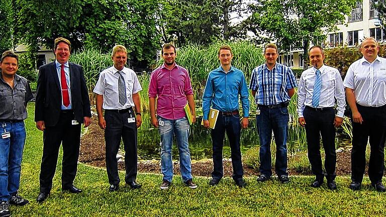 Freude über den Abschluss: Jürgen Gessner (stellvertretender Betriebsratsvorsitzender), Dirk van Riesen (Abteilungsleiter Entwicklung e-car), Helmut Hornung (Leiter technische Ausbildung), Patrick Eyring (Absolvent Elektroniker für Betriebstechnik), Sven Pfeuffer (Absolvent Mechatroniker), Frank Schmitt (Meister), Roger Möbus (Personalleiter), Oliver Schneider (Ausbilder) (von links).