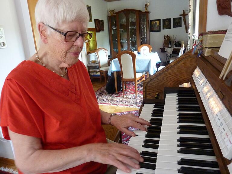 Erika Heim an der elektronischen Orgel in ihrem Wohnzimmer. Foto: Roland Flade