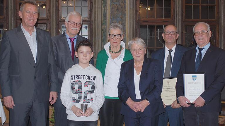 Oberbürgermeister Siegfried Müller (von links) und Sportreferent Manfred Marstaller zeichneten Julian Friemelt als besten Jugendsportler, Dietlind Weise als erfolgreichste Seniorensportlerin mit dem von Barbara Wachter gestifteten Preis sowie Stephan Christmann und Anton Baum als Sportfunktionäre aus. Oberbürgermeister Siegfried Müller (von links) und Sportreferent Manfred Marstaller zeichneten Julian Friemelt als besten Jugendsportler, Dietlind Weise als erfolgreichste Seniorensportlerin mit dem von Barbara Wachter gestifteten Preis sowie Stephan Christmann und Anton Baum als Sportfunktionäre aus.