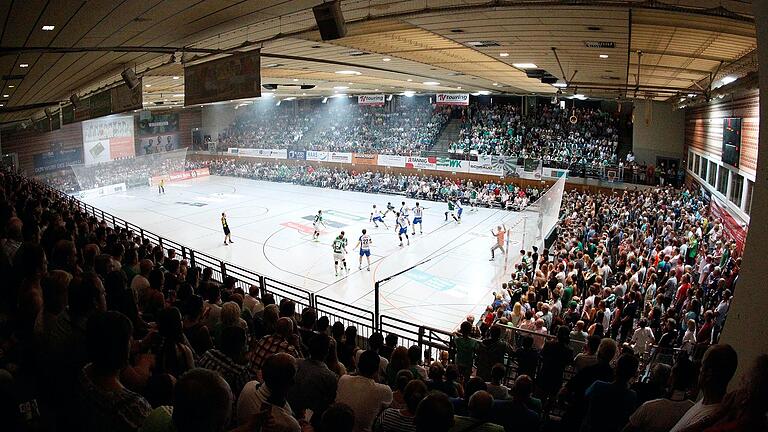 So voll wird und darf es in dieser Handball-Zweitliga-Saison in der s.Oliver Arena nicht werden, doch die Rimparer Wölfe bestreiten ihren Heimauftakt am Samstag gegen Hüttenberg vor Zuschauern.