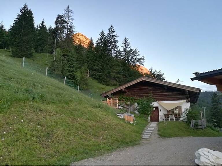 Die Hütte auf der Hinterweissachalm war für vier Monate das Zuhause für das Ehepaar Albert aus Alsleben.