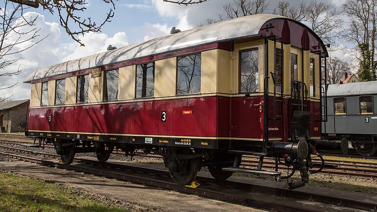 In Fladungen kann man sich das Ja-Wort ab sofort in einem historischen Eisenbahnwaggon geben. In Fladungen kann man sich das Ja-Wort ab sofort in einem historischen Eisenbahnwaggon geben.