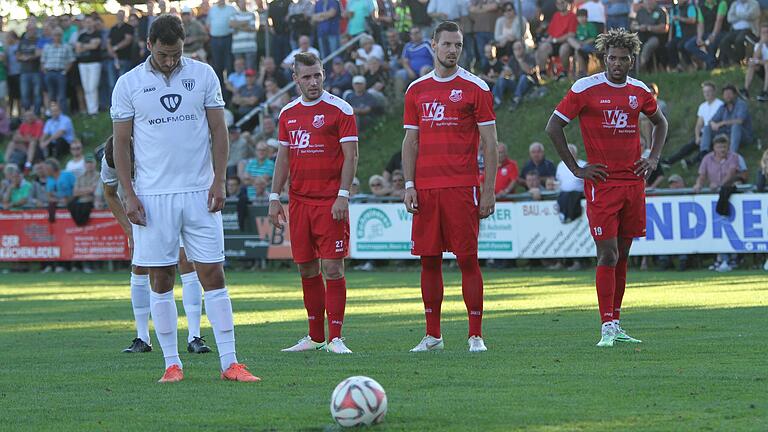 Der Ball liegt zum Elfmeter bereit, den Adam Jabiri (von links) zum 1:0 für den FC 05 Schweinfurt im Achtelfinale beim TSV Aubstadt (Philipp Kleinhenz, Julius Benkenstein, Michael Dellinger) verwandeln wird.