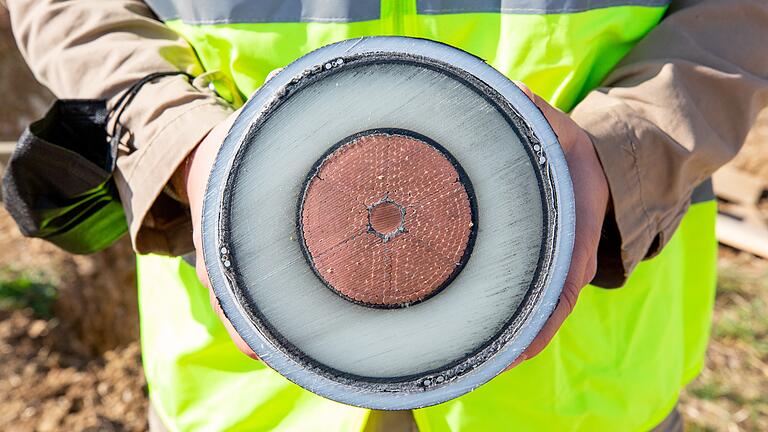 So dick sind die Stromkabel von SuedLink. Im Betrieb werden sie warm, weil durch sie Hochvolt-Gleichstrom fließt. Das Foto entstand im September 2021 bei einem Ortstermin auf dem Versuchsfeld in Güntersleben. So dick sind die Stromkabel von SuedLink. Im Betrieb werden sie warm, weil durch sie Hochvolt-Gleichstrom fließt. Das Foto entstand im September 2021 bei einem Ortstermin auf dem Versuchsfeld in Güntersleben.