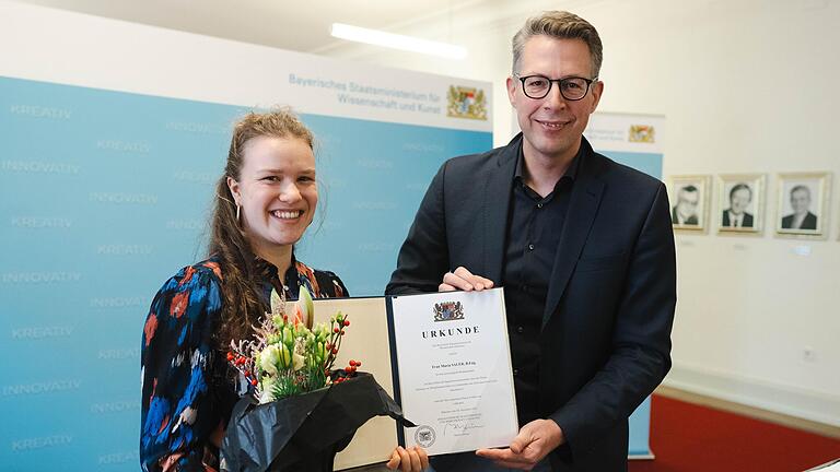 Wirtschaftsminister Markus Blume mit Preisträgerin Maria Sauer.