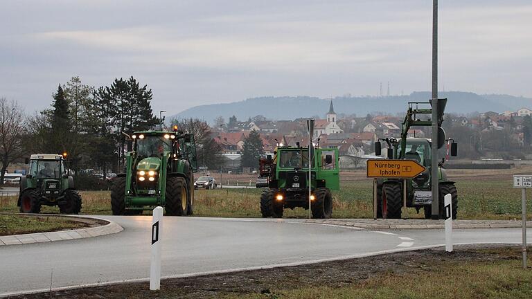 Zwischenstopp zum Kaffee-Holen: Landwirte aus dem südlichen Landkreis machten kurz am Kreisverkehr in Kitzingen und dem Café-Parkplatz Halt, bevor sie langsam Richtung Autobahn-Auffahrten fuhren.