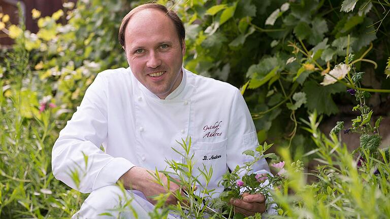 Im neuen Guide Michelin mit 'Grünem Stern': Gutshof-Betreiber und Chefkoch Bernd Andres setzt in Pettstadt in den Haßbergen auf Nachhaltigkeit - und Kräuter aus dem eigenen Garten.