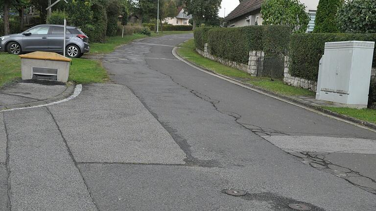 Mit dem 'Flickenteppich' in der Eberner Höhe in Kraisdorf dürfte es bald vorbei sein. Das 400 Meter lange Straßenstück könnte im Zuge der Erschließung vom Baugebiet Sand mit saniert werden.