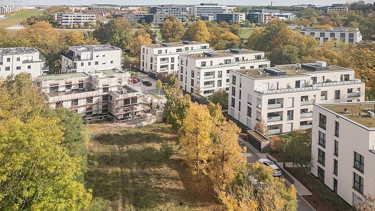 Der Standort für den geplanten inklusiven Spielplatz am Würzburger Hubland, vorne im Bild, sorgt weiter für Kritik.