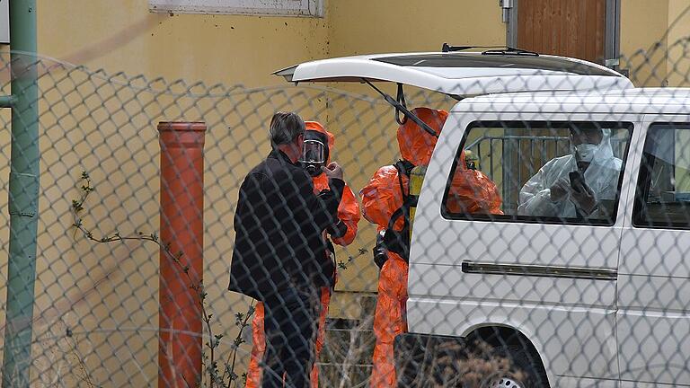 Am Montag holten Experten die ersten Kadaver aus dem Schweinestall.