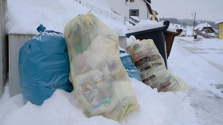 Wie bestellt und nicht abgeholt: Das Wetterchaos verhinderte am Montag die Müllabfuhr in Sandberg und Bischofsheim. Sie wird am Dienstag nachgeholt, deshalb verschieben sich alle weiteren Abfuhren um einen Tag. Auch Samstag wird deshalb Müll entsorgt.