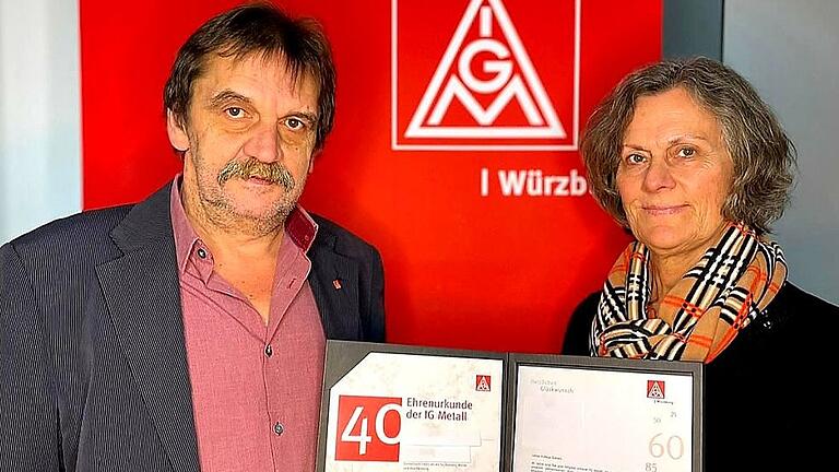 Werner Flierl, erster Bevollmächtigter der IG Metall Würzburg, bedankt sich bei Christel Gardill für ihre 40-jährige Mitgliedschaft in der Gewerkschaft.