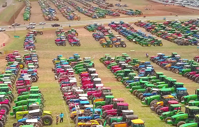 Bulldogs über Bulldogs auf einer Fläche: 1500 Traktoren sind zum Konzert der Dorfrocker im brasilianischen Entre Rios vorgefahren. Die Dorfrocker vermuten einen Weltrekord.