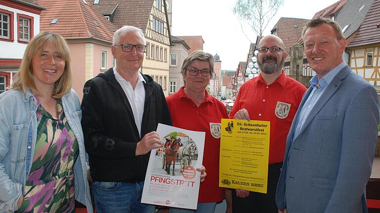 Die Freude ist groß, dass das Bratwurstfest wieder stattfindet. Im Bild von links Julia Moutschka und Joachim Beck vom Stadtmarketingverein, die Vorsitzenden des Volkstrachtenvereins, Rosemarie Brauner&nbsp; und Andreas Mohr sowie Bürgermeister Peter Juks