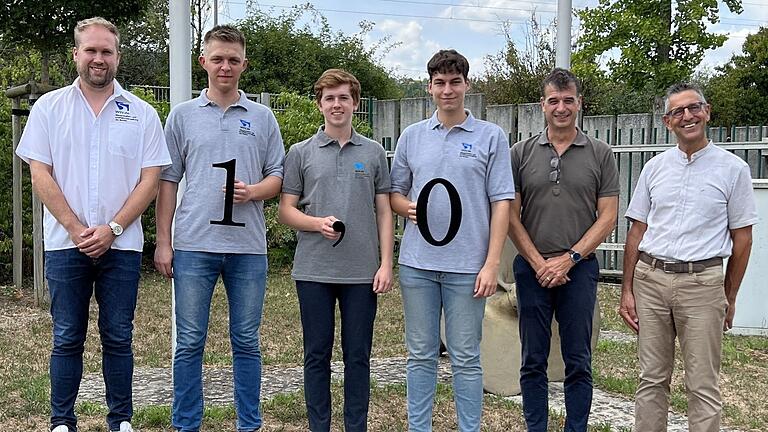 Ausbildung geschafft: Das Foto zeigt (von links): Ausbilder Michael Treutlein, die Auszubildenden Patrick Lintl, Lino Stumpf und Maurice Menth, Amtsleiter Jörg Huber und den stellvertretenden Bauhofleiter Michael Fuchs. Ausbildung geschafft: Das Foto zeigt (von links): Ausbilder Michael Treutlein, die Auszubildenden Patrick Lintl, Lino Stumpf und Maurice Menth, Amtsleiter Jörg Huber und den stellvertretenden Bauhofleiter Michael Fuchs.