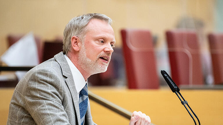 Matthias Balk, dpa, Ulrich Singer.jpg       -  Der AfD-Politiker Ulrich Singer im Bayerischen Landtag. Im März reiste er zu Putins Wahl nach Russland.