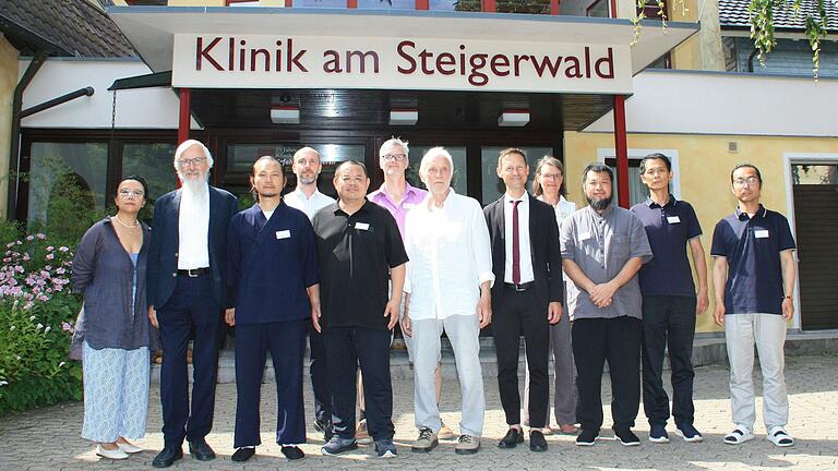 Eine Delegation chinesischer Ärzte besuchte die Klinik am Steigerwald. Das Bild zeigt sie zusammen mit den Supervisionsärzten Dr. Fritz Friedl (Zweiter von links) und Paul Schmincke (Vierter von links), Oberarzt Jan Hendriksen (ab Sechster von links), Chefarzt Dr. Christian Schmincke, Bürgermeister Thorsten Wozniak und Oberärztin Christina Boekhorst.