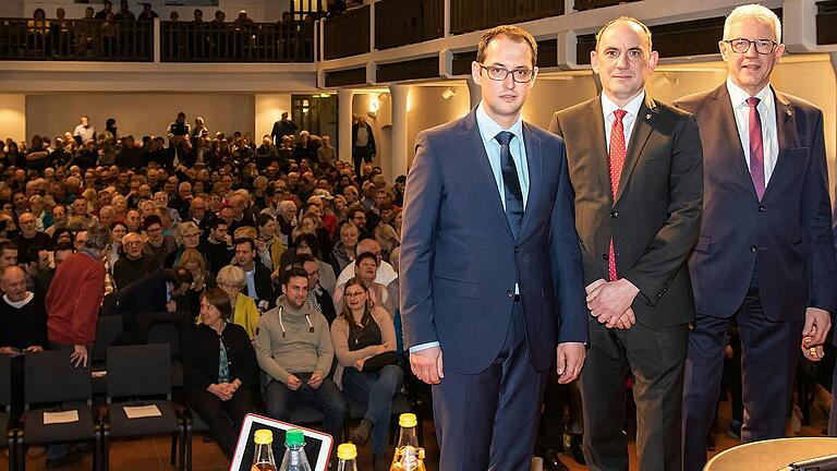 Der vorerst letzte Anlauf 2020 (von links): Volker Ortloff (CSU) und Stephan Schneider (SPD) fordern Bürgermeister Günther Werner (Wählergemeinschaft) vergeblich heraus. Der vorerst letzte Anlauf 2020 (von links): Volker Ortloff (CSU) und Stephan Schneider (SPD) fordern Bürgermeister Günther Werner (Wählergemeinschaft) vergeblich heraus.