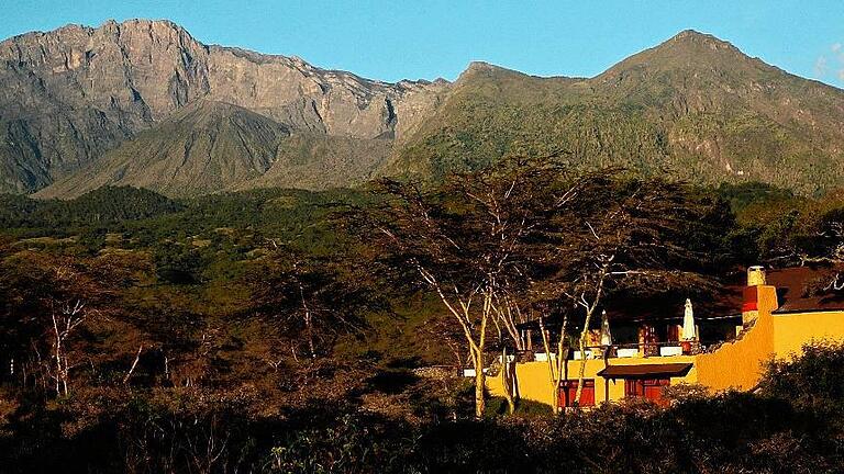 Die &bdquo;Hatari Lodge&ldquo; am Arusha-Nationalpark vor dem Mount Meru.