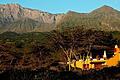 Die &bdquo;Hatari Lodge&ldquo; am Arusha-Nationalpark vor dem Mount Meru.