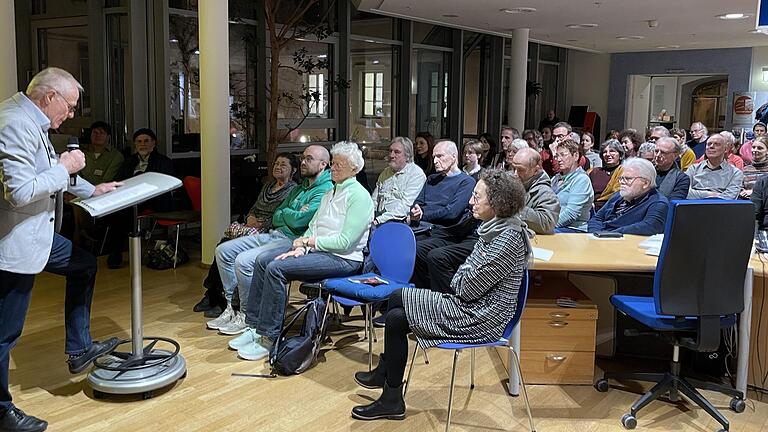 So viele Gäste wie noch nie kamen zum Neujahrsempfang des Autorenkreises Würzburg in die Stadtbücherei. AK-Sprecher Rainer Greubel präsentierte eine stolze Bilanz des vergangenen Jahres und stellte zukünftige Projekte vor.