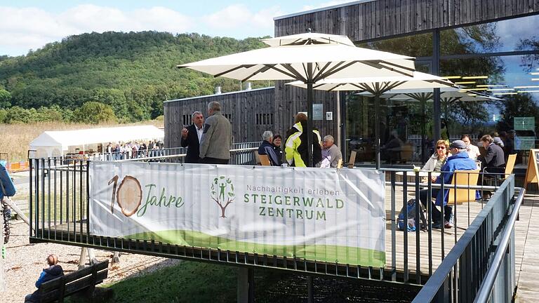 Zehn Jahre nach der Eröffnung im September 2014 wurde am vergangenen Sonntag das Jubiläum des Steigerwald-Zentrums gefeiert. Viele Besucherinnen und Besucher waren dafür nach Handthal gekommen. Be