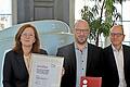 Von links: Sylvie Thormann (Kurdirektorin und Geschäftsführerin der Bayer. Staatsbad Bad Kissingen GmbH), Timo Tully (Leiter Gästeservice der Bayer. Staatsbad Bad Kissingen GmbH) und Oberbürgermeister Dirk Vogel.       -  Von links: Sylvie Thormann (Kurdirektorin und Geschäftsführerin der Bayer. Staatsbad Bad Kissingen GmbH), Timo Tully (Leiter Gästeservice der Bayer. Staatsbad Bad Kissingen GmbH) und Oberbürgermeister Dirk Vogel.