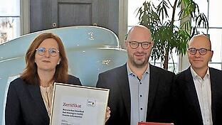 Von links: Sylvie Thormann (Kurdirektorin und Geschäftsführerin der Bayer. Staatsbad Bad Kissingen GmbH), Timo Tully (Leiter Gästeservice der Bayer. Staatsbad Bad Kissingen GmbH) und Oberbürgermeister Dirk Vogel.       -  Von links: Sylvie Thormann (Kurdirektorin und Geschäftsführerin der Bayer. Staatsbad Bad Kissingen GmbH), Timo Tully (Leiter Gästeservice der Bayer. Staatsbad Bad Kissingen GmbH) und Oberbürgermeister Dirk Vogel.