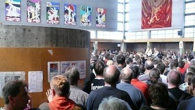 Die Kirche St. Michael war - wie gewohnt - zu klein für den Ansturm der rund 6000 Motorradfahrer.       -  Die Kirche St. Michael war - wie gewohnt - zu klein für den Ansturm der rund 6000 Motorradfahrer.