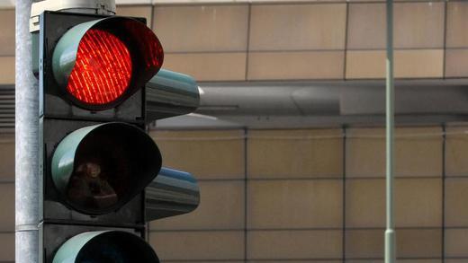 Wenn die Ampel rot zeigt       -  Bei Rot einfach einen Umweg über die Tanke nehmen - das ist erlaubt. Es sei denn, es geht über Geh- und Radwege, Rand- und Parkstreifen oder Busspuren. Foto: Martin Goldhahn