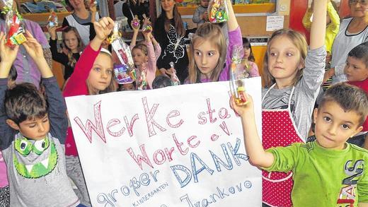 Dankbare Buben und Mädchen: Verteilung der süßen Päckchen im Kindergarten von Ivankovo.