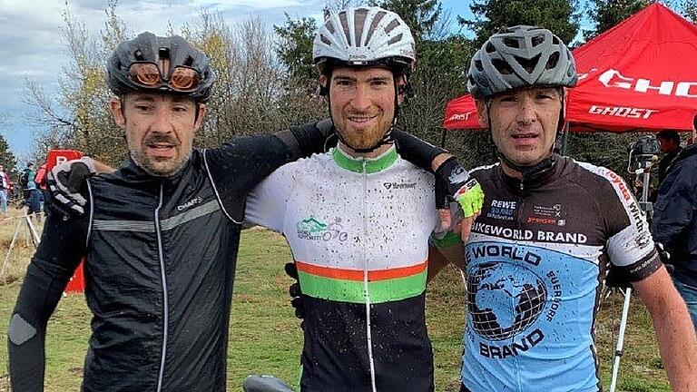 Abgekämpft und zufrieden. Die drei schnellsten Mountainbiker am Gipfel des Kreuzberges. Von links: Mario Beckert (3.), Lukas Mertz (1.) und Horst Elting (2.).