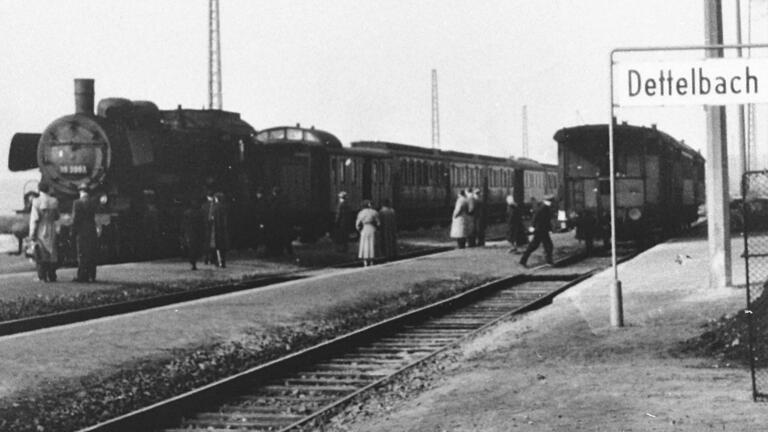 Als im Herbst 1952 ein Eilzug in Dettelbach-Bahnhof einfuhr, war die Oberleitung für die Hauptstrecke Würzburg – Nürnberg bereits in Bau. Auf dem Nebengleis (rechts) wartete das Schnefterle auf Fahrgäste nach Dettelbach-Stadt. Als im Herbst 1952 ein Eilzug in Dettelbach-Bahnhof einfuhr, war die Oberleitung für die Hauptstrecke Würzburg – Nürnberg bereits in Bau. Auf dem Nebengleis (rechts) wartete das Schnefterle auf Fahrgäste nach Dettelbach-Stadt.