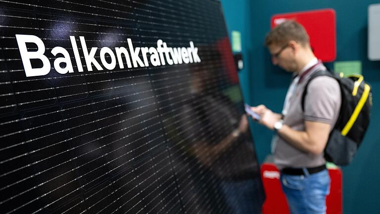 Auf der Messe Intersolar in München steht ein Besucher vor einem Balkonkraftwerk. Die kompakten Anlagen sollen nun auch in Iphofen zum Einsatz kommen. Auf der Messe Intersolar in München steht ein Besucher vor einem Balkonkraftwerk. Die kompakten Anlagen sollen nun auch in Iphofen zum Einsatz kommen.