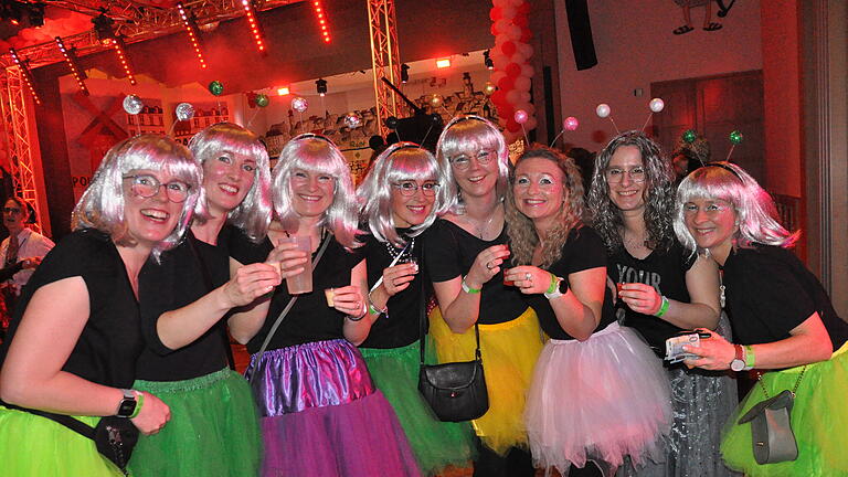 Mädels unter sich. Beim Altweiberfasching herrschte eine ausgelassene Stimmung.