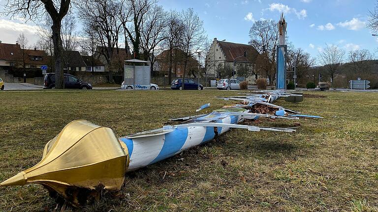 Wie ein Streichholz abgeknickt: Der Mellrichstädter Zunftbaum am Alfons-Halbig-Platz hat Sturm Ylenia im Februar 2022 nicht standgehalten.