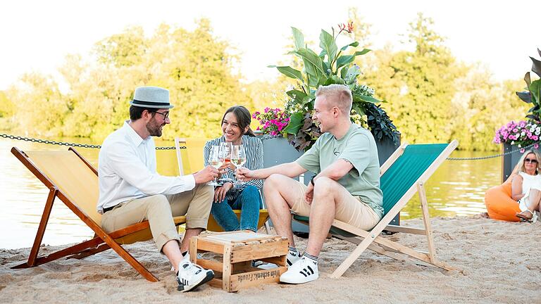 Das neu konzipierte Promenadenweinfest stieß 2023 auf Begeisterung bei jungen und etwas älteren Besuchern gleichermaßen. Das Konzept ist deshalb beibehalten und um ein paar Neuheiten bereichert worden. Das neu konzipierte Promenadenweinfest stieß 2023 auf Begeisterung bei jungen und etwas älteren Besuchern gleichermaßen. Das Konzept ist deshalb beibehalten und um ein paar Neuheiten bereichert worden.