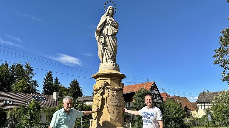 Erich und sein Sohn Rainer Fries kennen die Geschichte des Kriegerehrenmals in Großwenkheim ganz genau. Rainer Fries war mit der Verantwortliche bei der Renovierungsarbeit. - Erich und sein Sohn Rainer Fries kennen die Geschichte des Kriegerehrenmals in Großwenkheim ganz genau. Rainer Fries war mit der Verantwortliche bei der Renovierungsarbeit. Erich und sein Sohn Rainer Fries kennen die Geschichte des Kriegerehrenmals in Großwenkheim ganz genau. Rainer Fries war mit der Verantwortliche bei der Renovierungsarbeit. - Erich und sein Sohn Rainer Fries kennen die Geschichte des Kriegerehrenmals in Großwenkheim ganz genau. Rainer Fries war mit der Verantwortliche bei der Renovierungsarbeit.