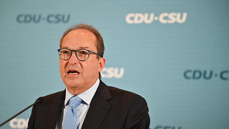 Sitzungen und Statements der Bundestagsfraktionen       -  CSU-Landesgruppenchef Alexander Dobrindt kritisiert die Ampel nach der Steuerschätzung scharf.