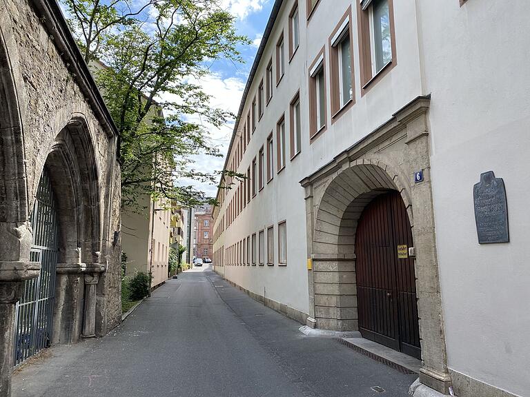 Das Gebäude der früheren Israelitischen Lehrerbildungsanstalt in der Bibrastraße 6 in Würzburg. Das Gebäude der früheren Israelitischen Lehrerbildungsanstalt in der Bibrastraße 6 in Würzburg.