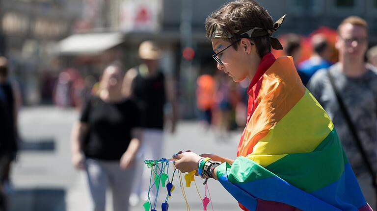 Viele Teilnehmer trugen beim Würzburger Street Day, dem Christopher Street Day in Mainfranken, die farbenfrohe Regenbogenfahne als Zeichen für Toleranz, Akzeptanz und Vielfalt.