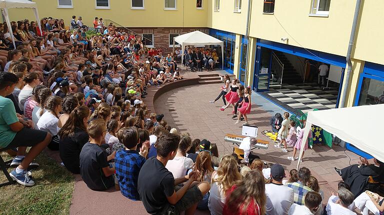 Vor zwei Jahren, 2018, wurde an der Theodosius-Florentini-Schule in Gemünden die 60-Jahr-Feier begangen. Vor zwei Jahren, 2018, wurde an der Theodosius-Florentini-Schule in Gemünden die 60-Jahr-Feier begangen.