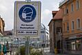 Hinweisschild auf die in der gesamten Schweinfurter Innenstadt geltende Maskenpflicht aufgrund der hohen Corona-Inzidenz im Moment.