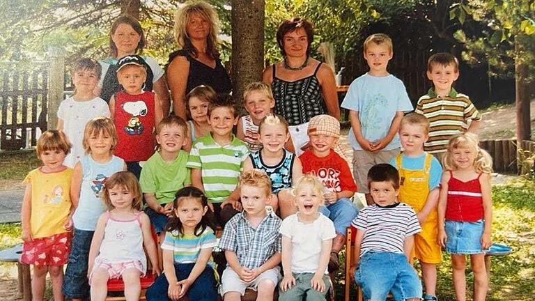 Auf der Spielwiese wurden 2006 die Kindergartenkinder fotografiert. Im Bild von links Betreuerinnen Ramona Bischof, Claudia Hegmann und Eleonore Ciasto sowie Jacqueline Beck in der zweiten Kinderreihe die Fünfte von links. Auf der Spielwiese wurden 2006 die Kindergartenkinder fotografiert. Im Bild von links Betreuerinnen Ramona Bischof, Claudia Hegmann und Eleonore Ciasto sowie Jacqueline Beck in der zweiten Kinderreihe die Fünfte von links. 
