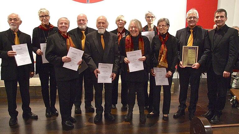 Langjährige Chormitglieder wurden durch den Verband evangelischer Chöre geehrt.