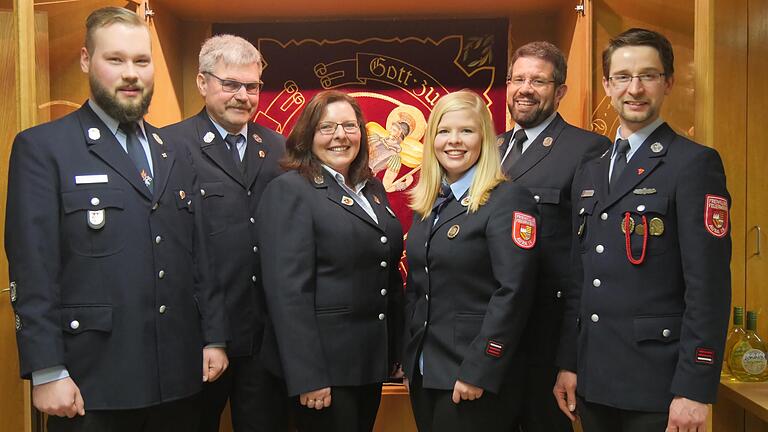 Der Feuerwehrverein Aura ehrte langjährige Mitglieder wählte einen neuen Vorstand: im Bild (von links) Jubilar Dominik Geupel, Schriftführer Anton Kreuzer, stellvertretende Vorsitzende Anja Heßler, Vorsitzende Carmen Amend, Kassier Arved Meyer und der scheidende Vorsitzende Marcus Remlein.